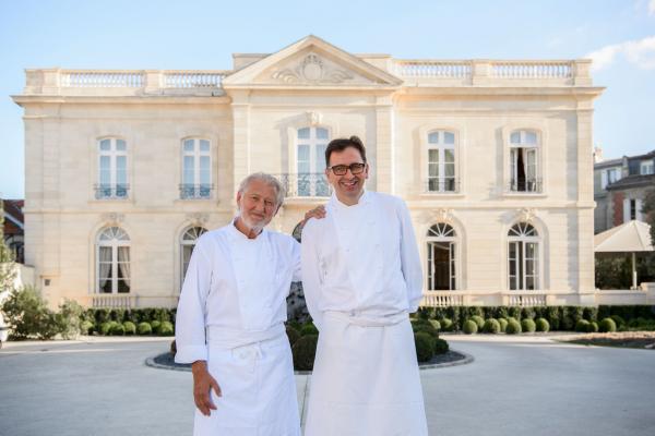 Pierre Gagnaire et son second Jean-Denis Le Bras, devant La Grande Maison à Bordeaux © DR