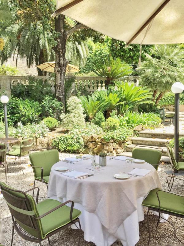 Le Jardin de Russie offre un cadre enchanteur pour déjeuner à l'abri du tumulte de la ville © Yonder.fr