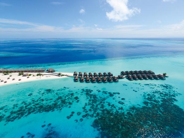 Vue aérienne des Senior Water Villas, au bout de l'île de Moofushi © Constance Hotels & Resorts