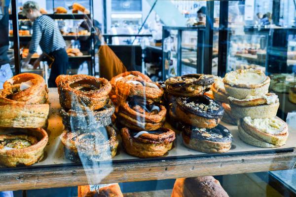 Les pâtisseries roulées à la cannelle, cardamome ou graines de pavot sont les stars des étals. © Pierre Gunther