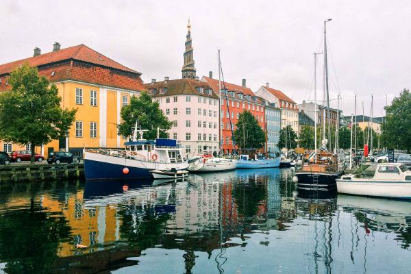 Au pied du clocher de Notre-Sauveur, une promenade calme au bord des canaux de Christianshavn. © Pierre Gunther