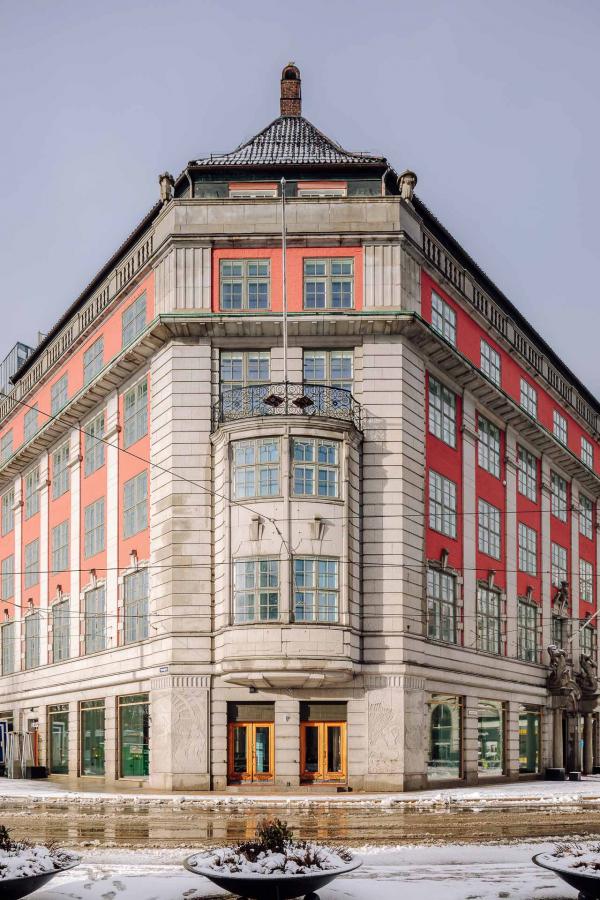 La façade néo-baroque construite en 1910 donne sur la place de la gare. © Pierre Gunther.