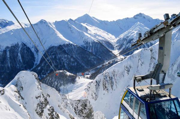 Le Pendelbahn à deux étages monte à la station depuis Samnaun en Suisse. © Pierre Gunther