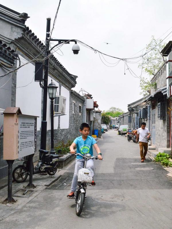 Peu de voitures dans les hutongs, les vélos et les scooters électriques sont maîtres. © Pierre Gunther / YONDER.fr