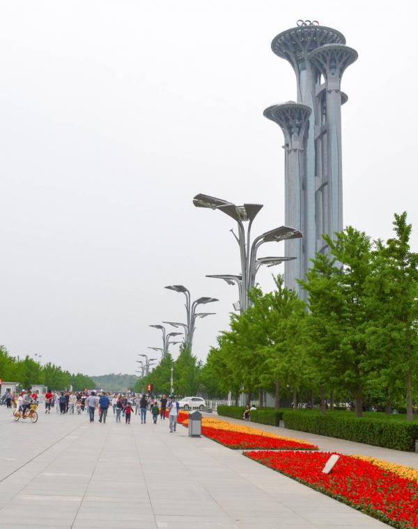 La longue avenue du Parc Olympique. © Pierre Gunther / YONDER.fr