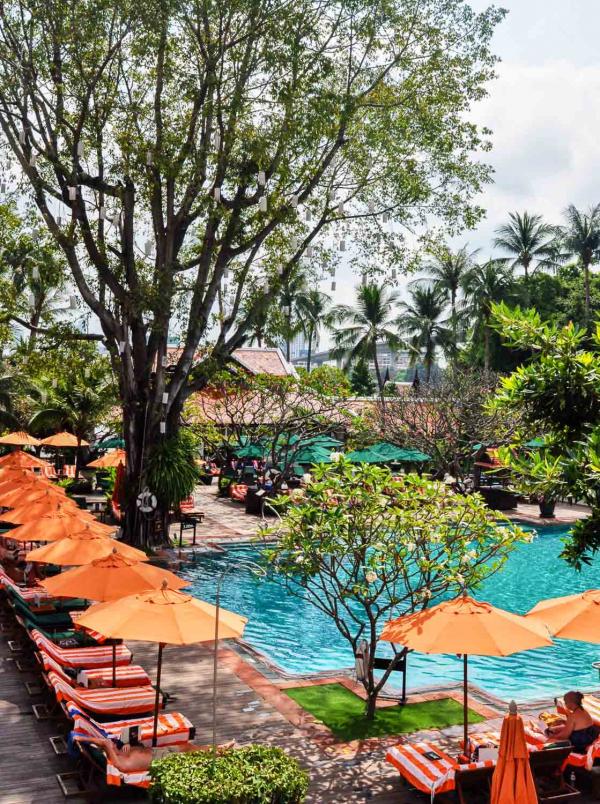 La piscine de l’Anantara Riverside Bangkok Resort © Constance Lugger