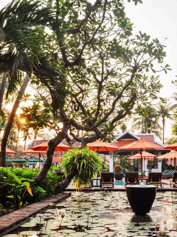 Le jardin de l’Anantara Riverside Bangkok Resort © Constance Lugger