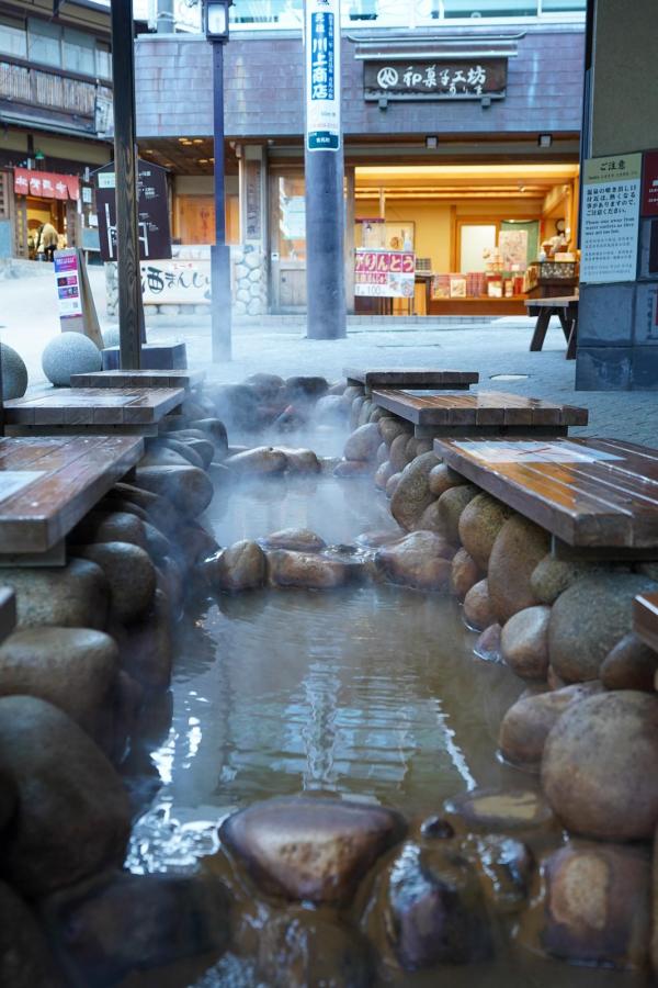 Source chaude dans la rue à Arima Onsen © DR