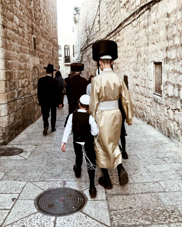 Les familles orthodoxes se pressent dans les ruelles de la ville © Camille Weyl