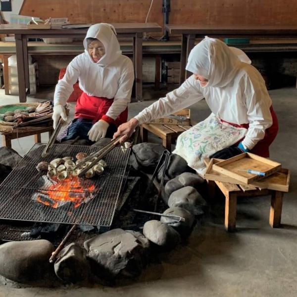 Les amas s'occupent de la cuisson traditionnelle sur feu de bois.