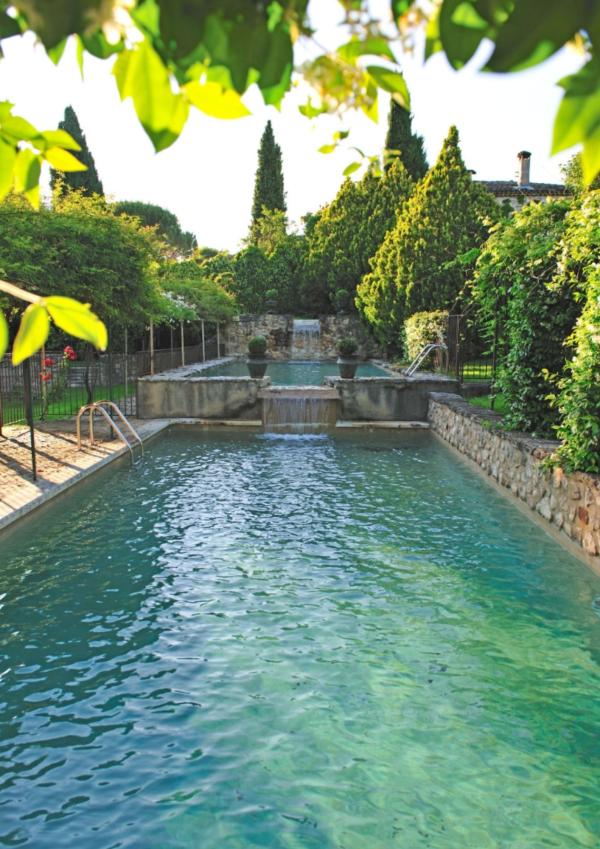 Une des deux piscines de la Bastide de Marie, hôtel et domaine viticole en Provence © La Bastide de Marie
