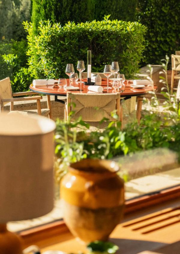 A la table de l'hôtel © Hôtel Capelongue