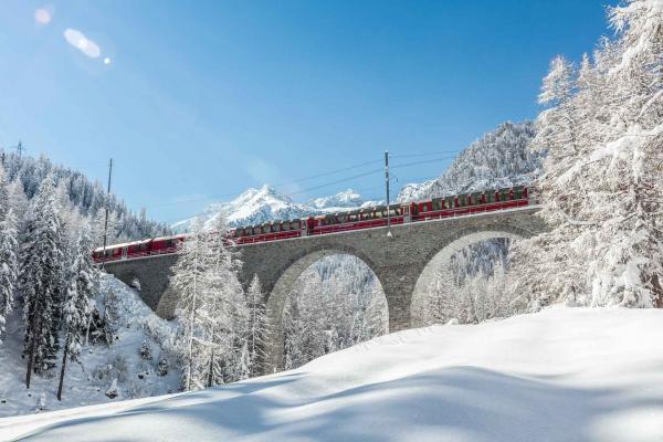 Le Bernina Express file au milieu des paysages enneigés sur la ligne de l'Albula © RhB, 2017