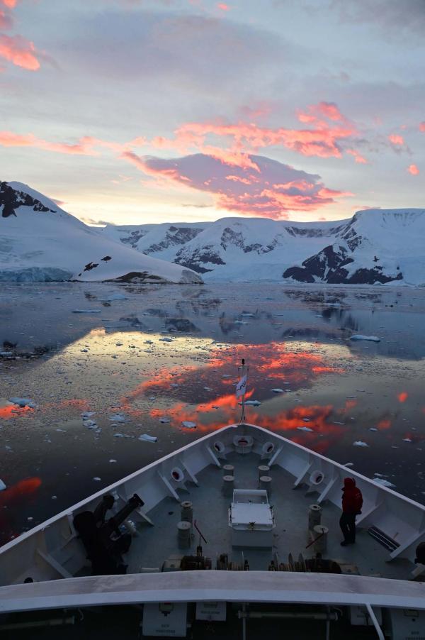 Croisière Antarctique à bord de l’Exploris One - Baie Andvord © Antoine Lorgnier