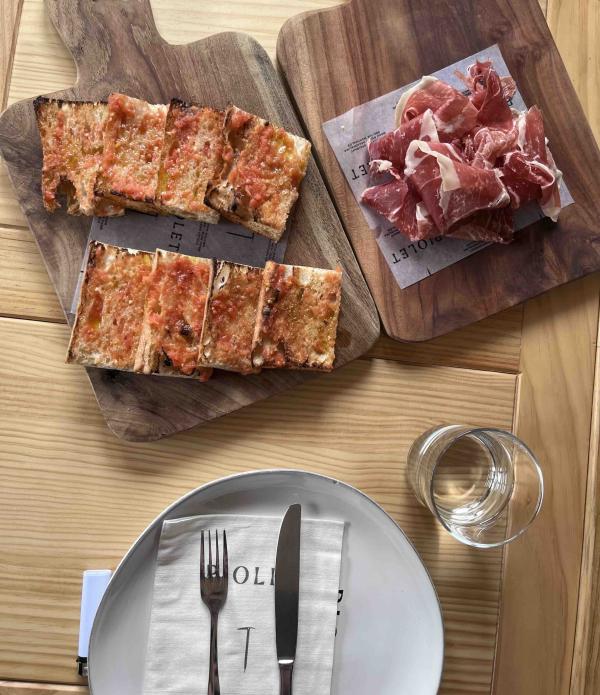 Après une matinée de ski, déjeuner au restaurant Piolet © PPB