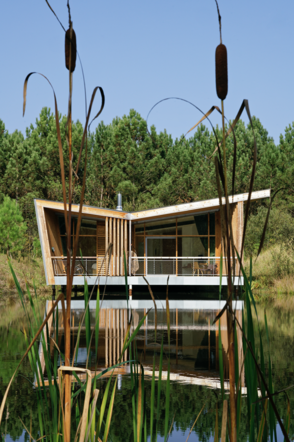 Un lodge sur pilotis © Les Échasses Golf & Surf Eco Lodge