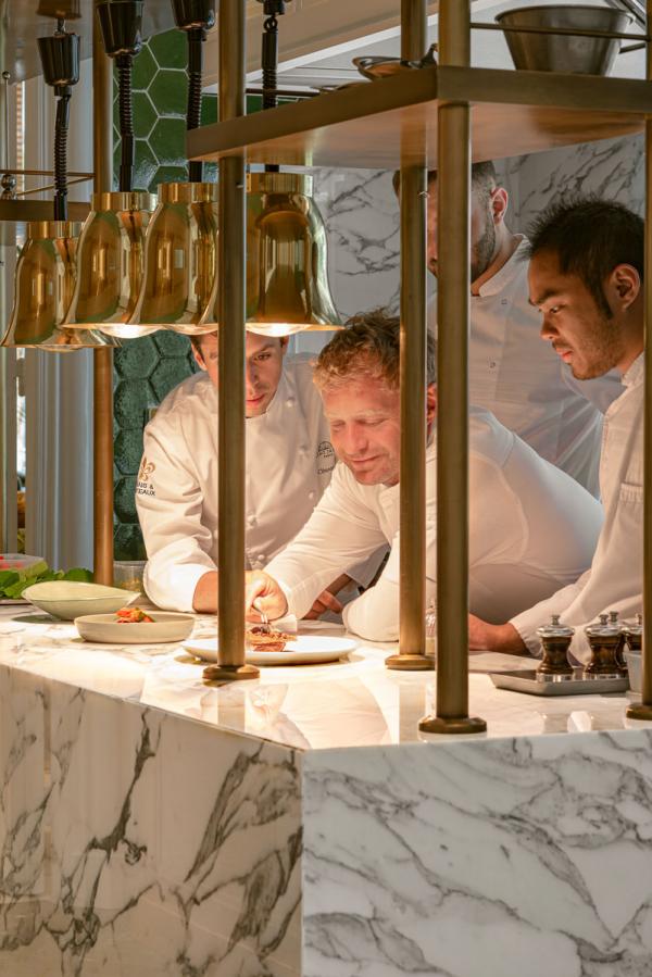 Restaurant Bellefeuille – Le chef Julien Dumas dans la cuisine d'envoi © Matthieu Salvaing