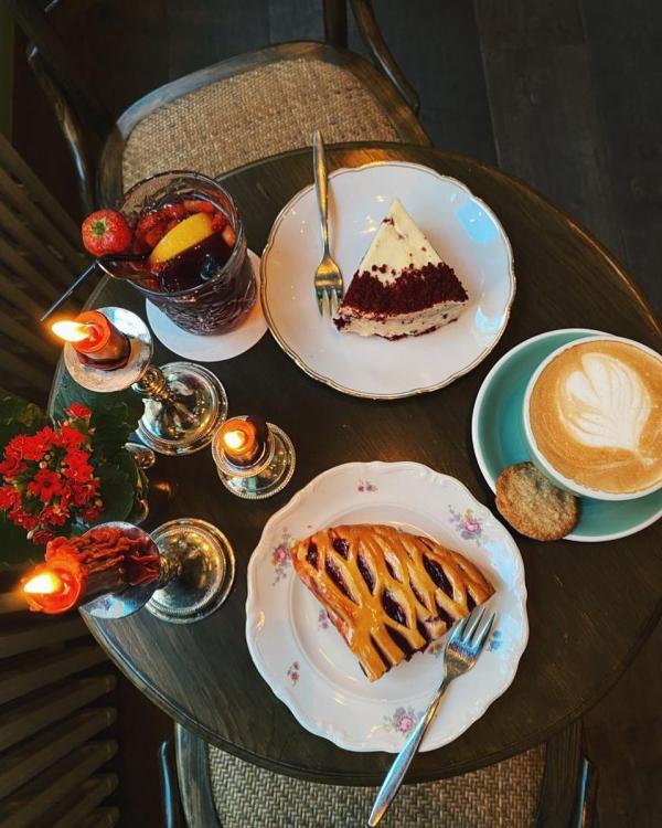 Prendre un petit déjeuner gourmand au coffee shop © Coffeebar Adriian