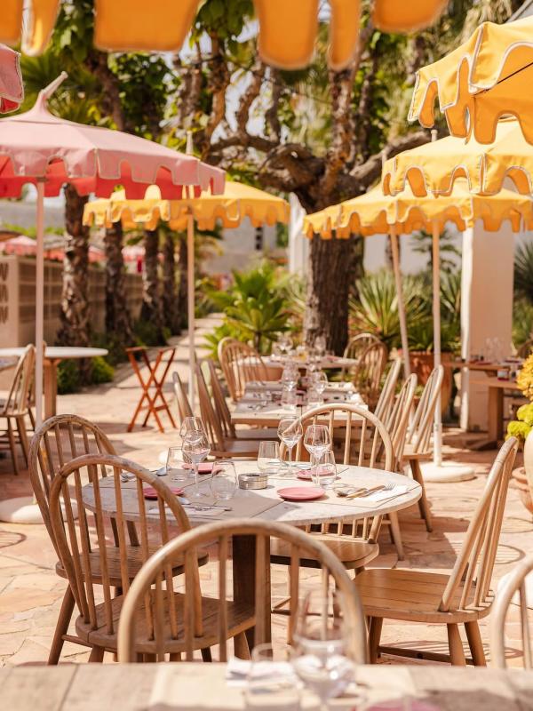 Déjeuner en terrasse à l’hôtel © Casarose Déjeuner en terrasse à l'hôtel © Casarose