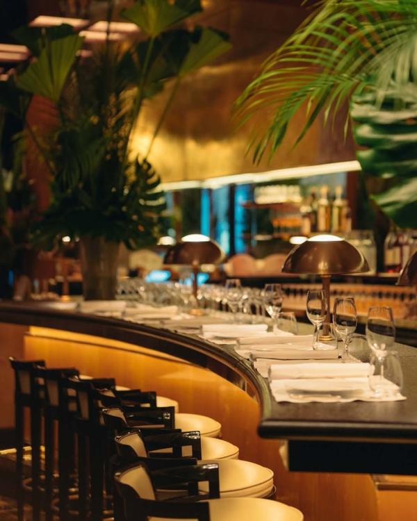 Dîner à Paris, à la brasserie du Plaza Athénée © lerelaisplaza Dîner à Paris, à la brasserie du Plaza Athénée © lerelaisplaza