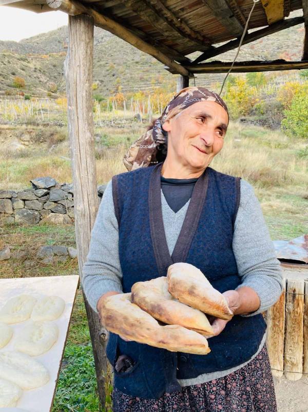 Femme faisant cuire du pain chez Giorgi Natenadze © Pierre Gautrand