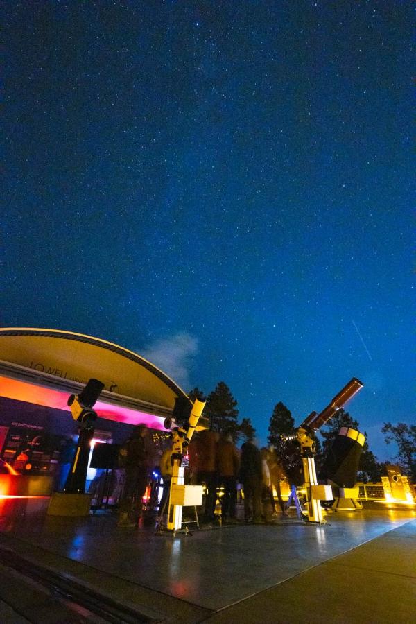 Vue du ciel étoilé de nuit au Lowell Observatory à Flagstaff, sur la route 66 © Lowell Observatory Vue du ciel étoilé de nuit au Lowell Observatory à Flagstaff, sur la route 66 © Lowell Observatory