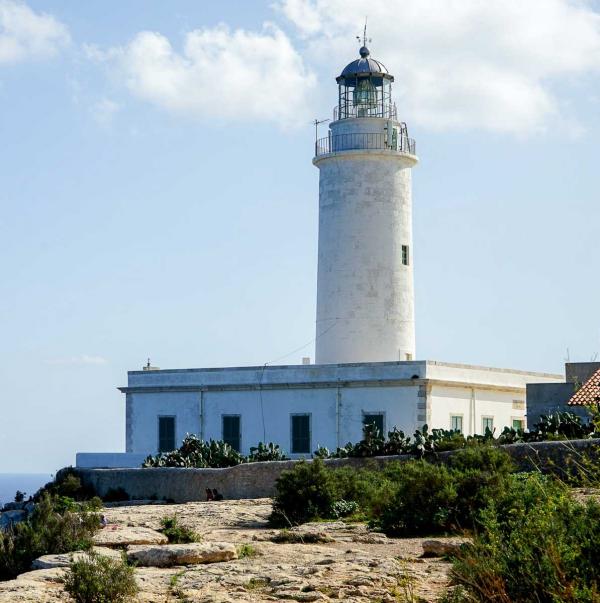 Le phare de la Mola surplombe la côte est de Formentera © MB | YONDER.fr