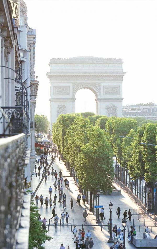 Vue sur les Champs-Élysées depuis l'Hôtel Barrière Le Fouquet's Paris © Fabrice Rambert