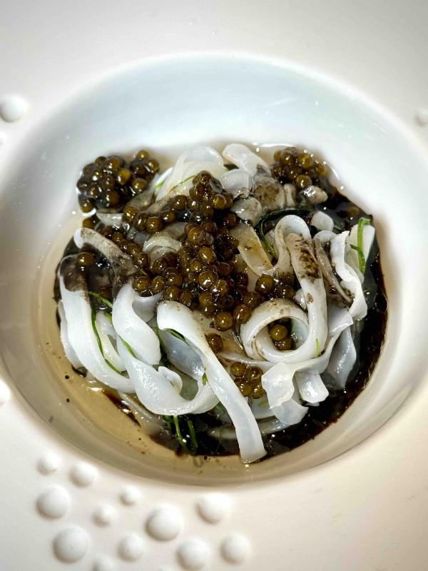 Tagliatelles de calamar, caviar et jus de canard, un must © EL