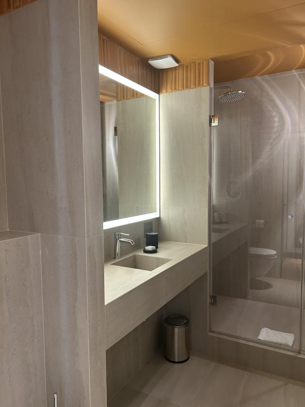 Salle d'eau de l'hôtel à Paris © Kimberley Prouvost