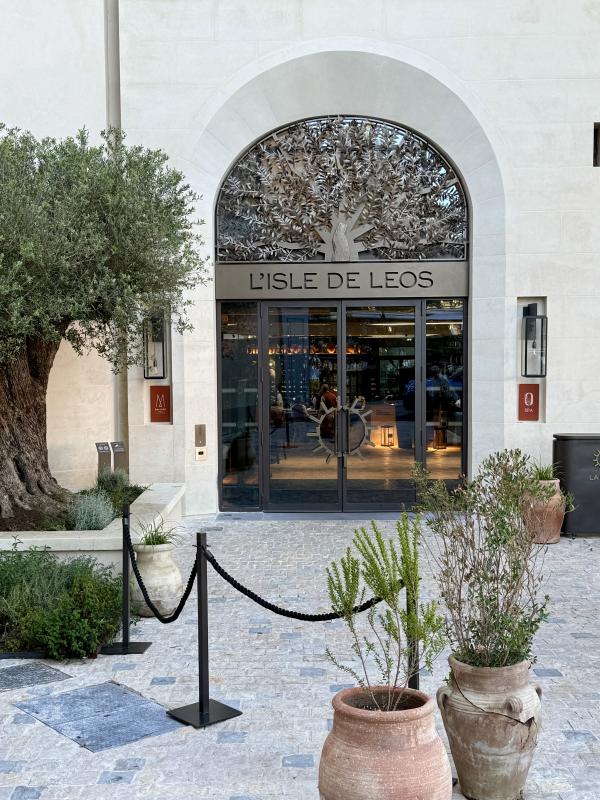 La façade habillée de son olivier centenaire © Emmanuel Laveran