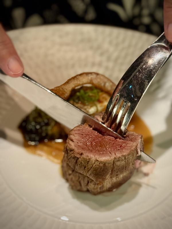 Le filet de veau d’Aveyron, jus de veau avec citron confit et coeur de romaine braisé © Emmanuel Laveran