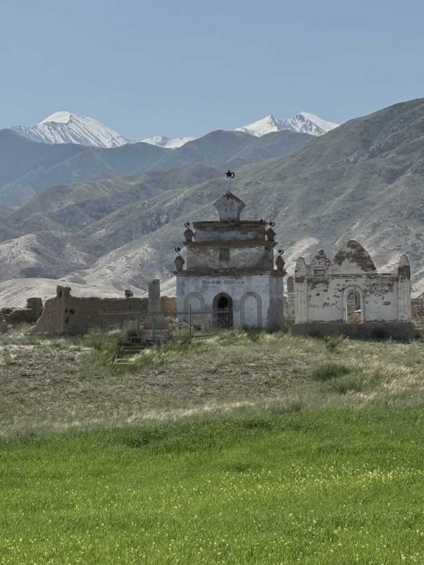 En chemin vers les pâturages, les cimetières kirghizes et leurs mausolées se découpent sur fond de sommets enneigés © DR En chemin vers les pâturages, les cimetières kirghizes et leurs mausolées se découpent sur fond de sommets enneigés © DR