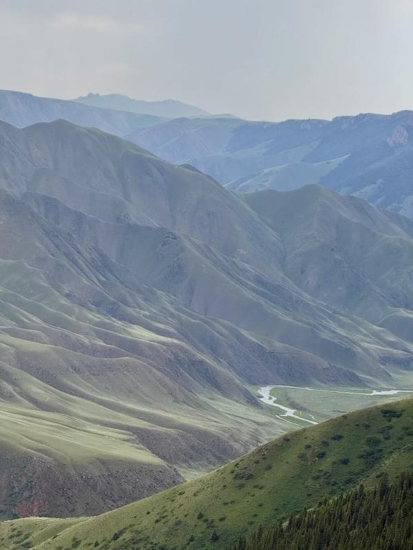 Les reliefs plissés du Tian Shan, sculptés par les rivières © DR Les reliefs plissés du Tian Shan, sculptés par les rivières © DR