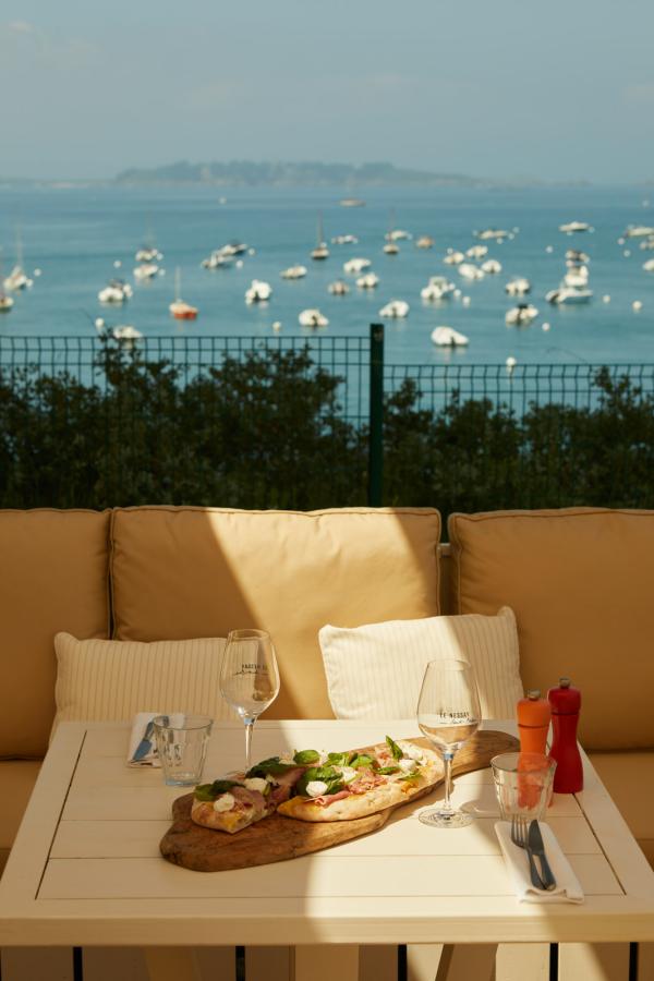Le Nessay - vue terrasse © Matthieu Delbreuve