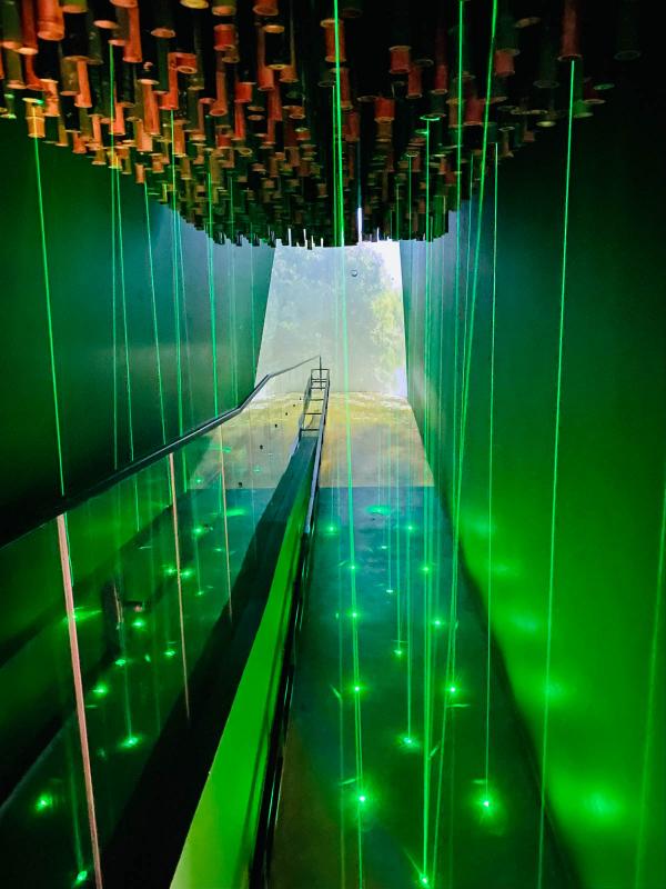 Le couloir futuriste du pavillon du Pakistan © E.L