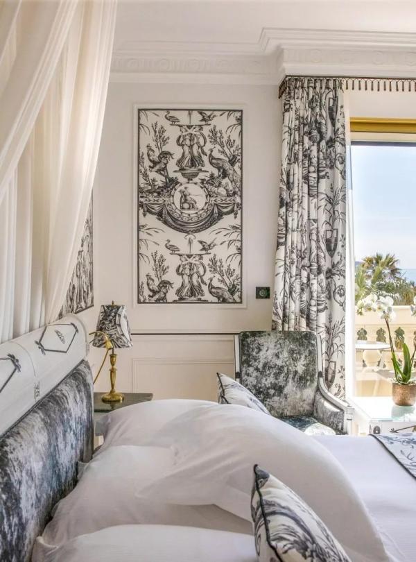 Aucune chambre ne ressemble à sa voisine, de quoi offrir à chaque invité son propre décor © Le Negresco Aucune chambre ne ressemble à sa voisine, de quoi offrir à chaque invité son propre décor © Le Negresco