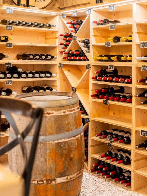 Belle cave, vins de copains et grands crus, les trésors de la brasserie parisienne Les Fous de l'Île © valexagency