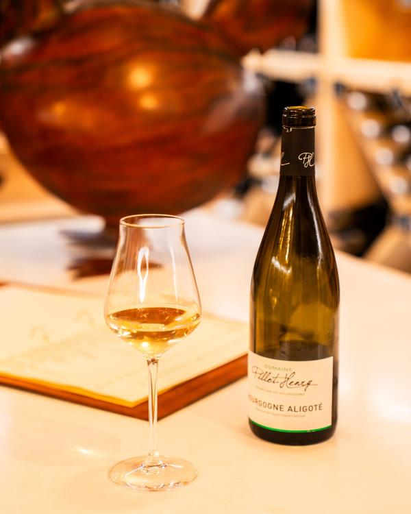 Belle cave, vins de copains et grands crus, les trésors de la brasserie parisienne Les Fous de l'Île © valexagency