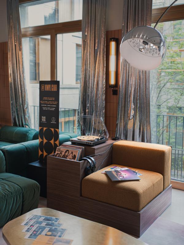 Une station d'écoute vinyl © Tribe Paris Clichy