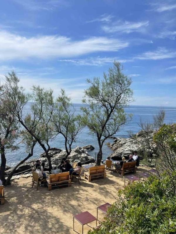 Une pause rafraichissante sur le Chemin de Ronda © Léa L
