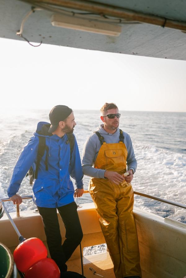 Tristan Laffontas, fondateur du Club Pépites, avec un pêcheur © DR Tristan Laffontas, fondateur du Club Pépites, avec un pêcheur © DR