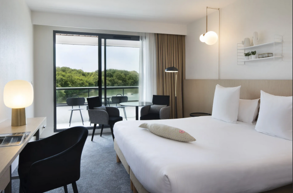 Chambre supérieure avec vue © Hotel Les Rives du Ter Chambre supérieure avec vue © Hotel Les Rives du Ter