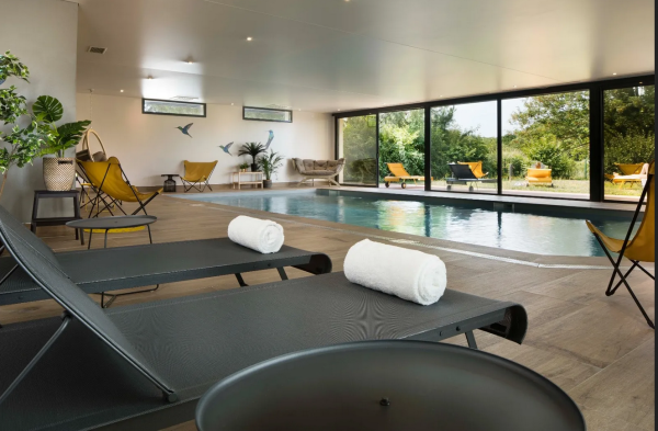 Un espace bien-être avec piscine © Hotel Les Rives du Ter Un espace bien-être avec piscine © Hotel Les Rives du Ter