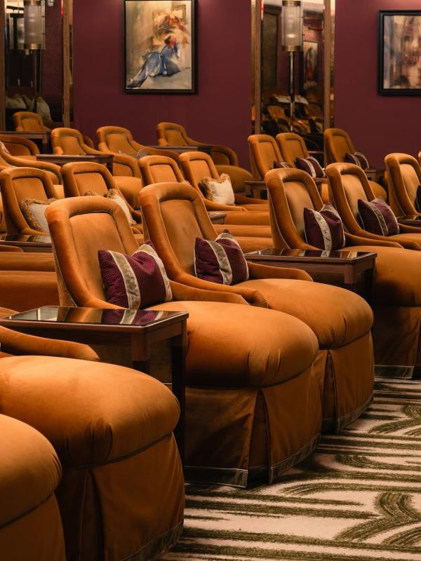 Regarder un film dans la salle de cinéma de l’hôtel à New-York le Fouquet’s © fouquets.newyork