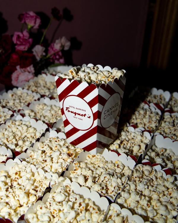 Regarder un film dans la salle de cinéma de l’hôtel à New-York le Fouquet’s © fouquets.newyork