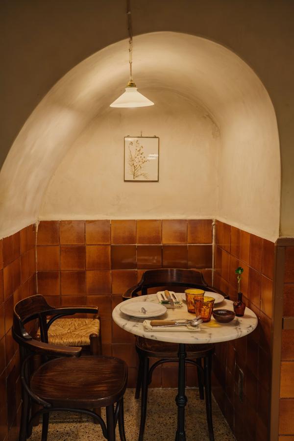 Restaurant intimiste dans le Barri Gòtic à Barcelone © Roger Lleixà Restaurant intimiste dans le Barri Gòtic à Barcelone © Roger Lleixà