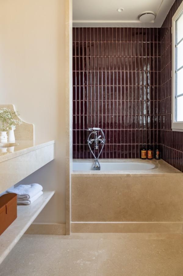 Une des salles de bain de l’Hôtel de Silhouette © Cécile Lhermitte Une des salles de bain de l'Hôtel de Silhouette © Cécile Lhermitte