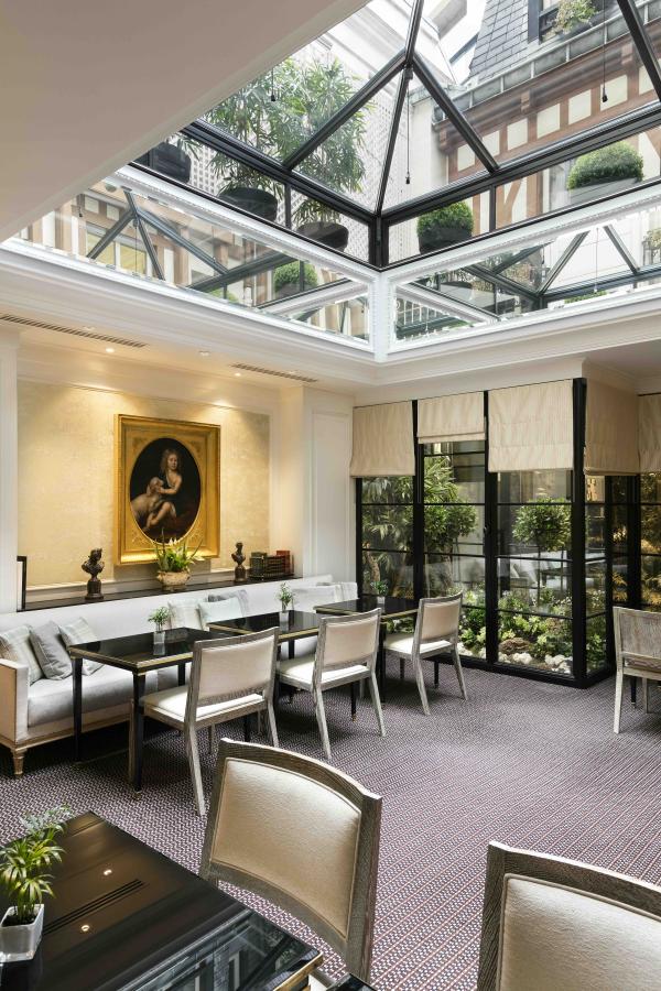 S’attabler dans le salon Verrière du restaurant Les Confidences © Fabrice Rambert