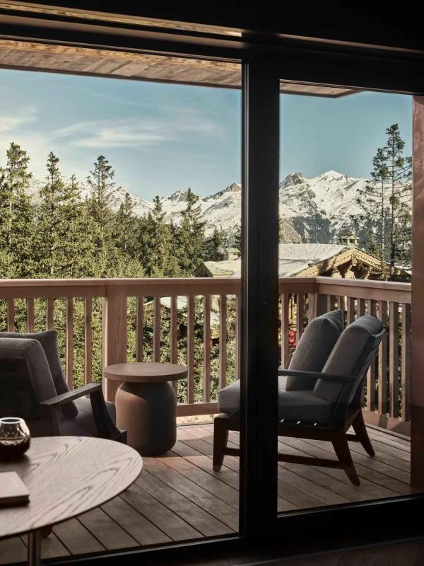 Suite alpine avec vue montagne à Courchevel © Rosewood Hotels & Resorts Suite alpine avec vue montagne à Courchevel © Rosewood Hotels & Resorts